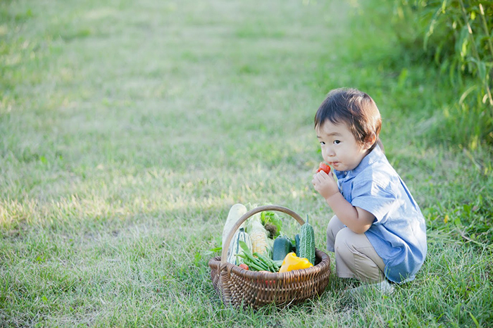 子供と野菜籠